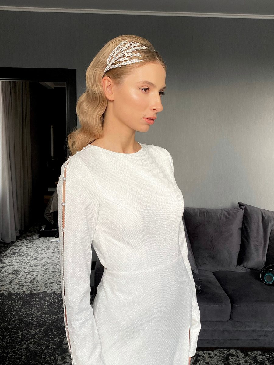 Bridal look: sleek waves with a pearl headband and luminous skin