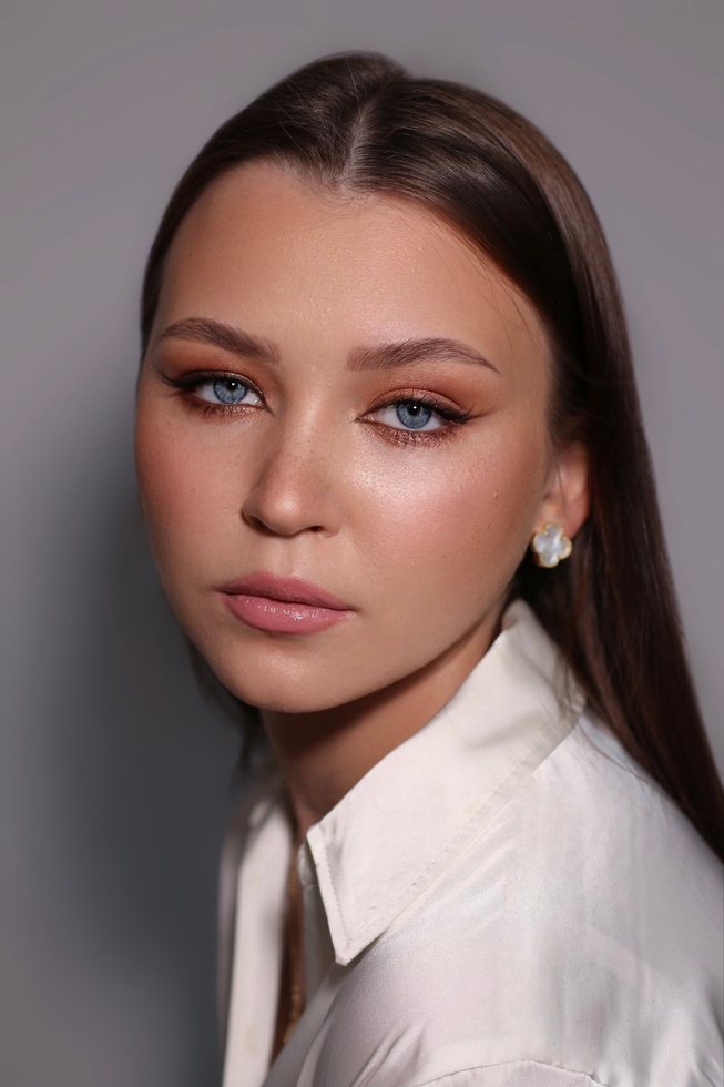 Close-up bridal makeup: bronze shadow and dewy glow