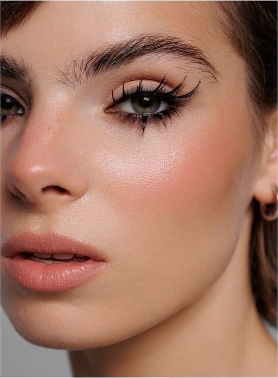 Close-up of the Chicle Mag makeup: fluffy brows, graphic lashes, luminous skin