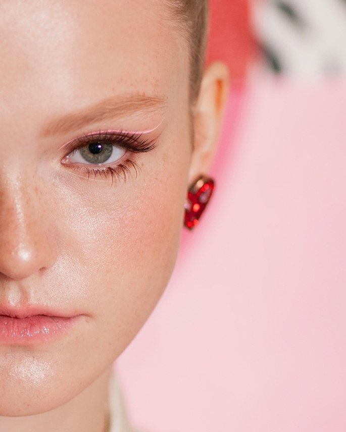 Creative eye makeup: graphic pink lashes and freckles