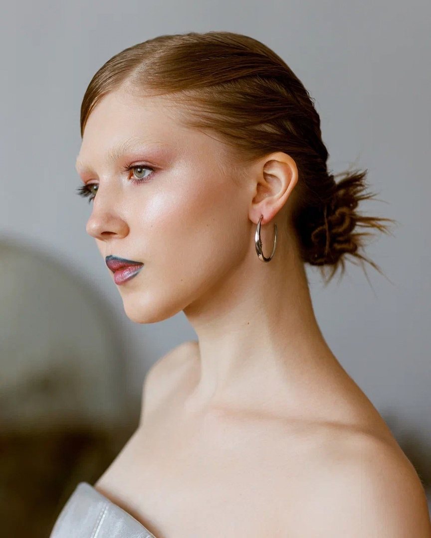 “Dance in the Dark” for Imirage: sculpted profile and a sleek low bun