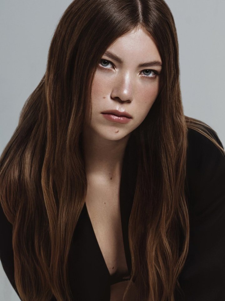 Neutral daytime makeup with long glossy hair and a bare-skin finish